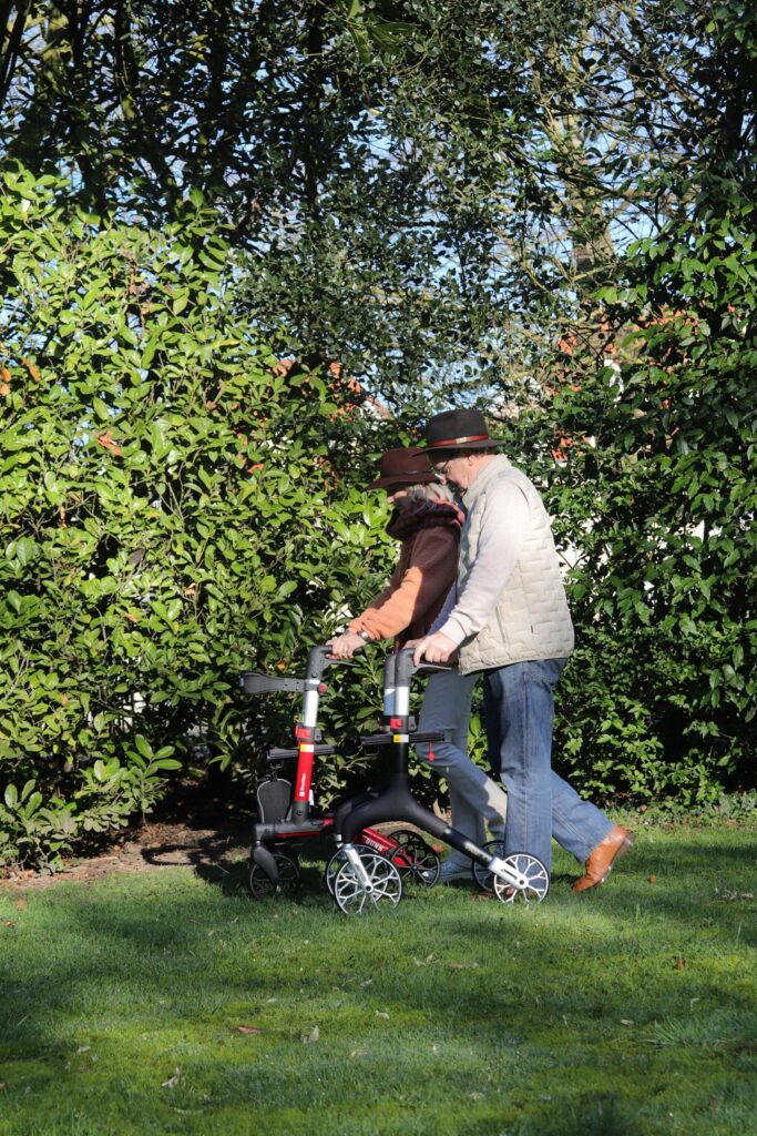 Älteres Ehepaar im eigenen Garten