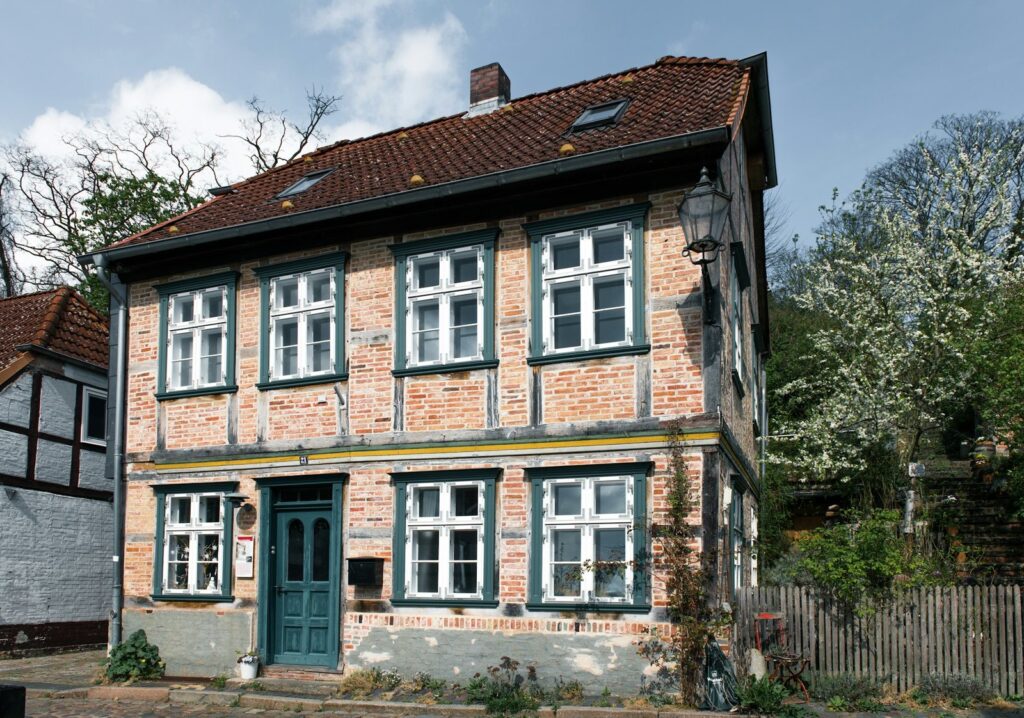 Älteres Stadthaus mit Fachwerk und grüner Haustür: Haus schnell verkaufen in Freystadt