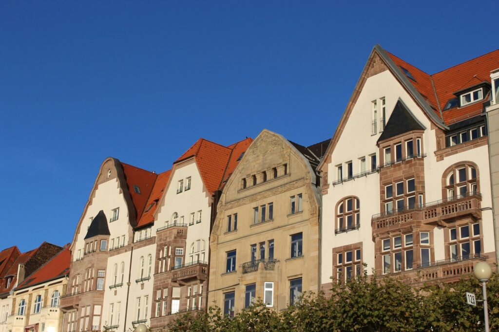 Altbauzeile mit Giebeln und Erkern: Geerbte Wohnung verkaufen in Lauterhofen