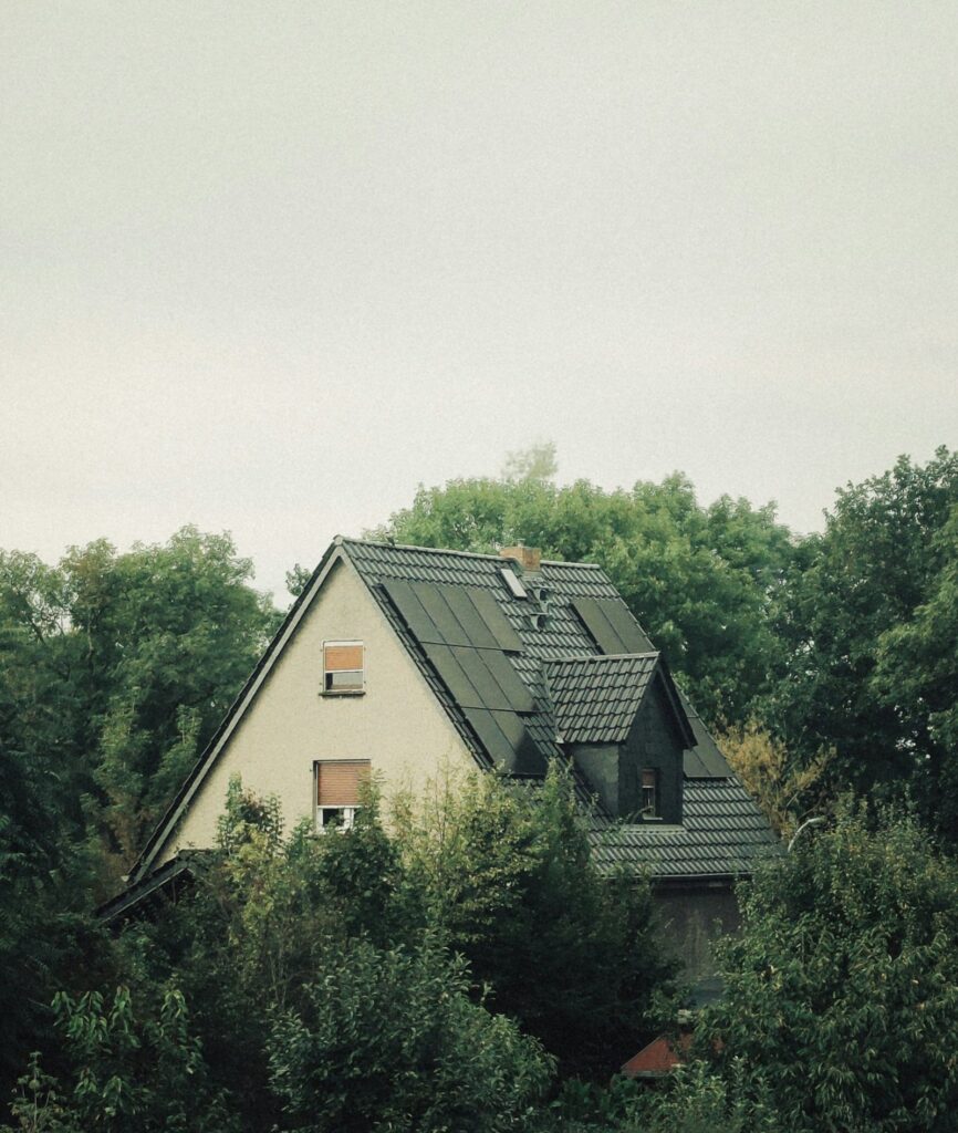Einfamilienhaus zwischen hohen Bäumen: Unterlagen für den Hausverkauf in Hilpoltstein