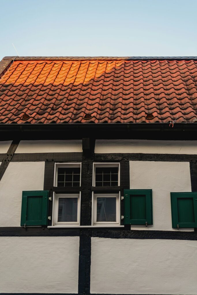 Fachwerkgiebel mit grünen Fensterläden: Immobilienmakler Wendelstein