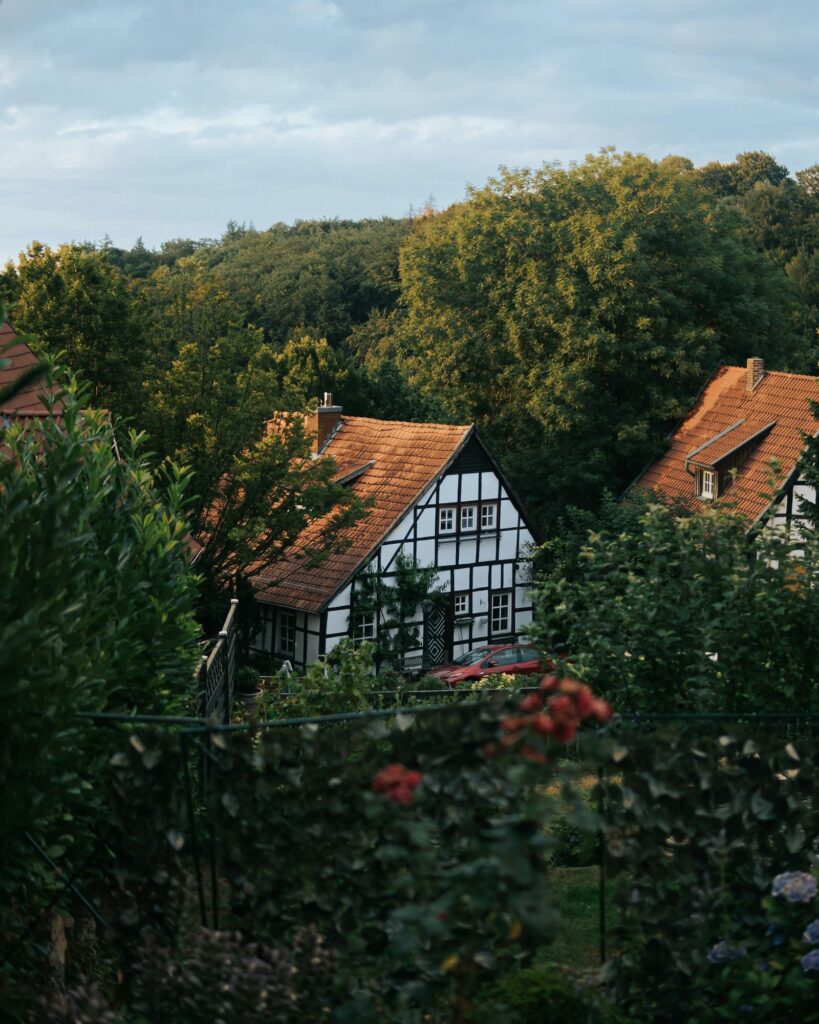 Fachwerkhäuser zwischen Bäumen: Immobilienmakler Feucht