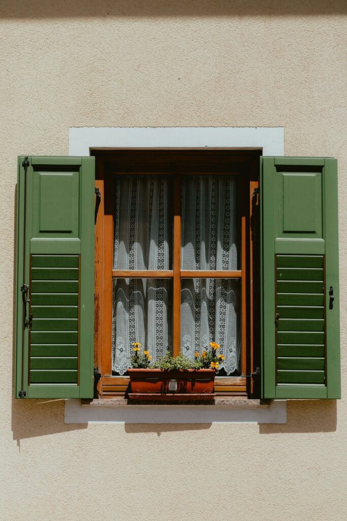 Fenster mit grünen Fensterläden: Immobilienmakler Parsberg