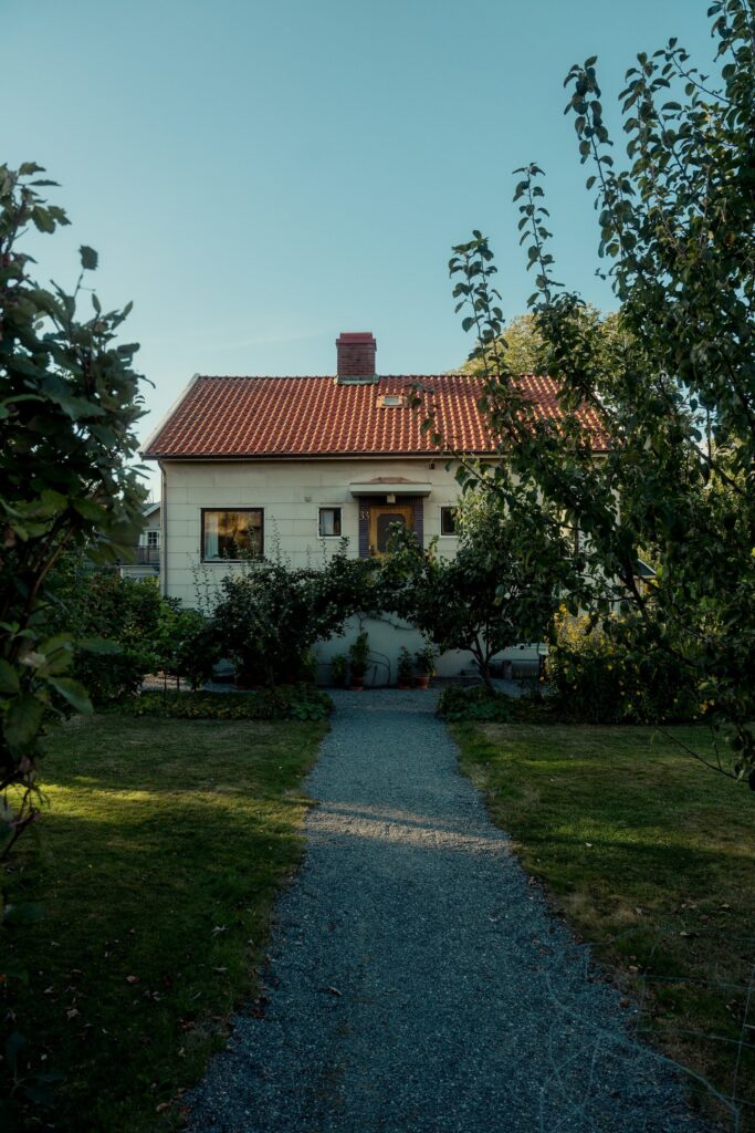 Gartenweg zu einem Wohnhaus mit rotem Dach