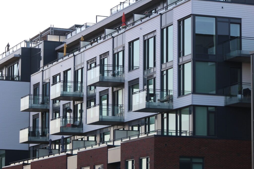 Modernes Wohnhaus mit Balkonen und großen Fenstern: Wohnung verkaufen bei Scheidung in Kastl