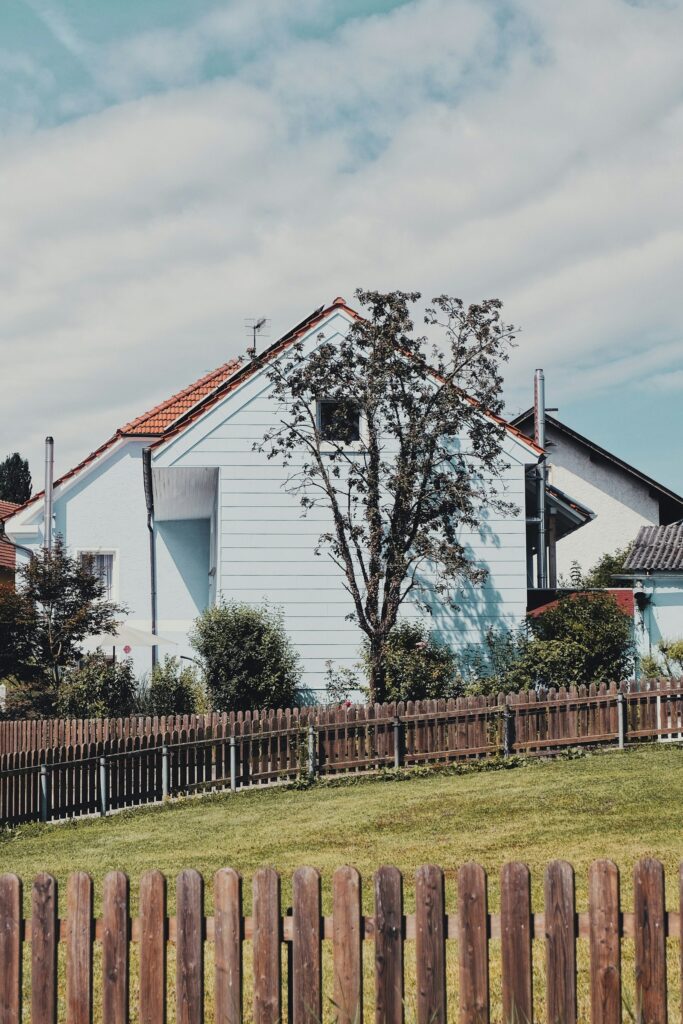 Siedlungshaus mit Garten und Holzzaun: Immobilie schnell verkaufen in Altdorf bei Nürnberg
