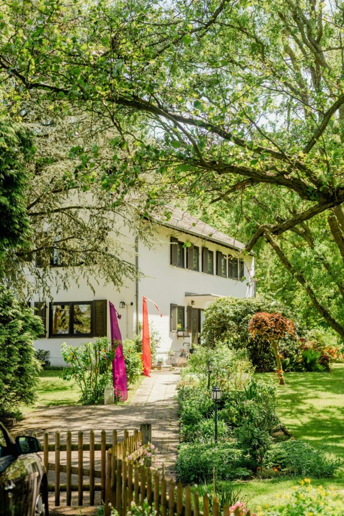 Weißes Wohnhaus im grünen Garten: Immobilie schnell verkaufen in Parsberg