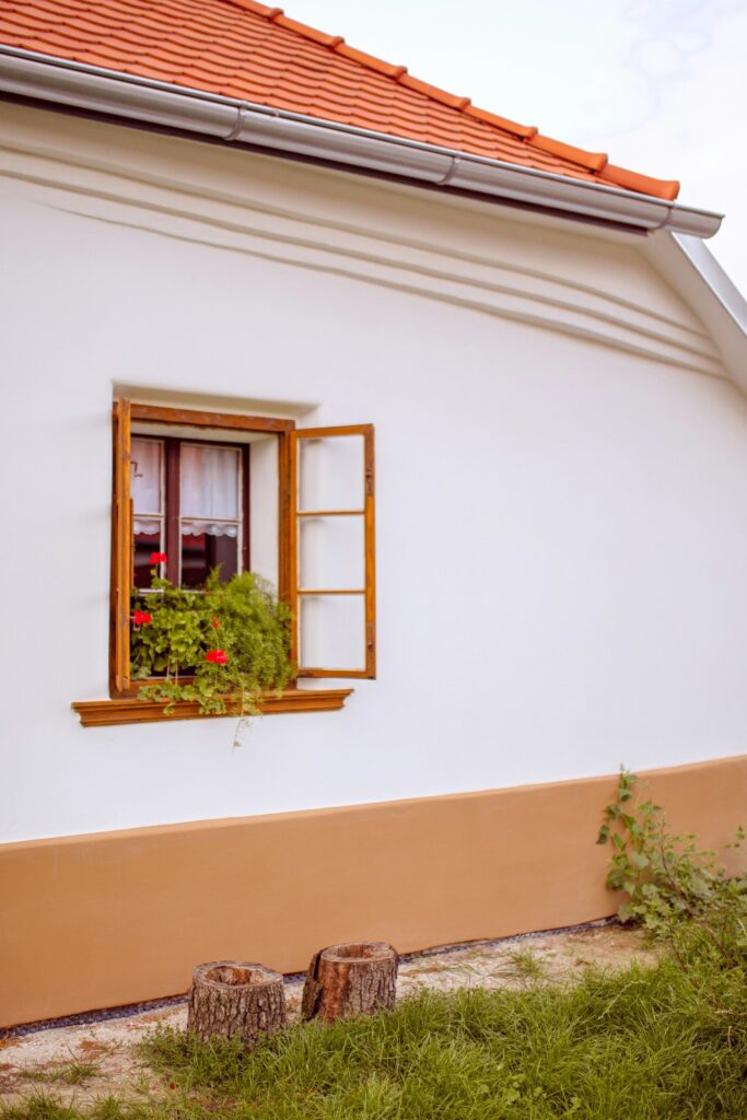 Weißes Wohnhaus mit Sprossenfenster