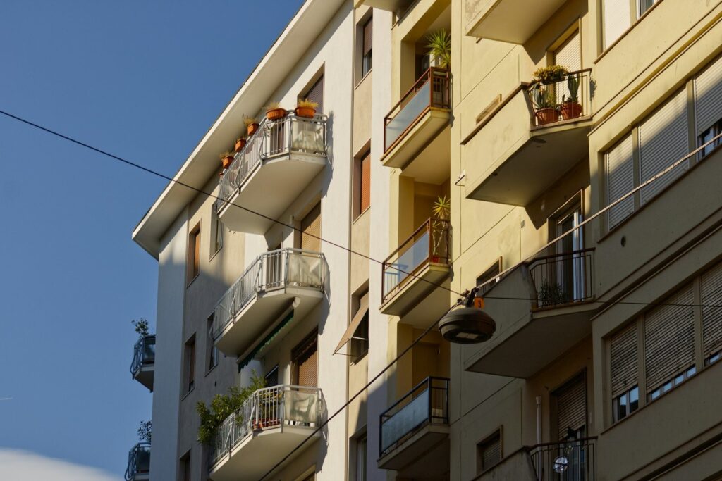 Wohnhäuser mit Balkonen in der Sonne: Vermietete Wohnung verkaufen in Neumarkt