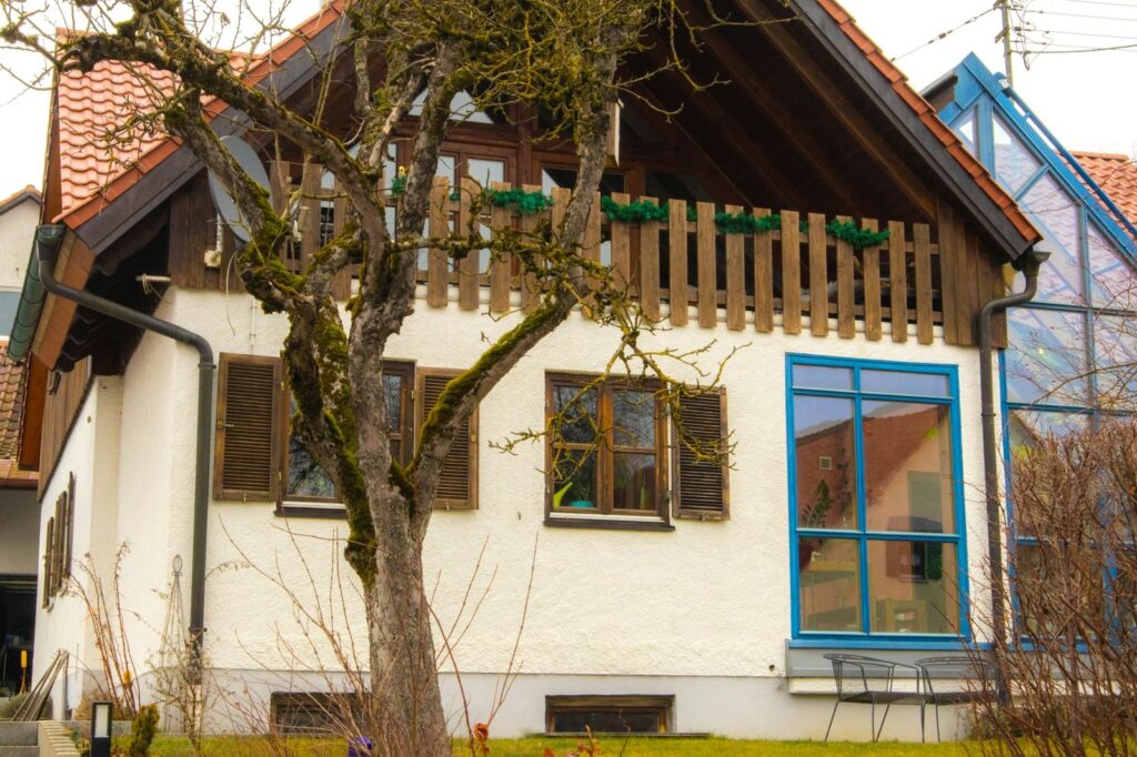 Wohnhaus mit Holzbalkon im Grünen: Immobilienmakler Lupburg
