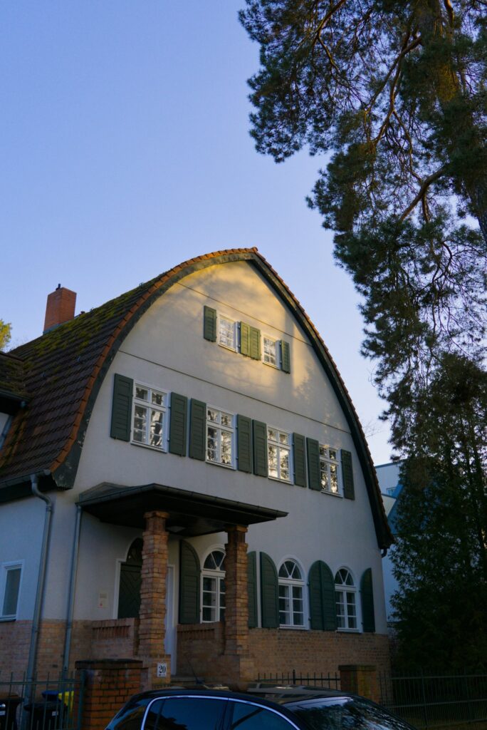 Wohnhaus mit Mansarddach und grünen Fensterläden: Immobilie schnell verkaufen in Feucht